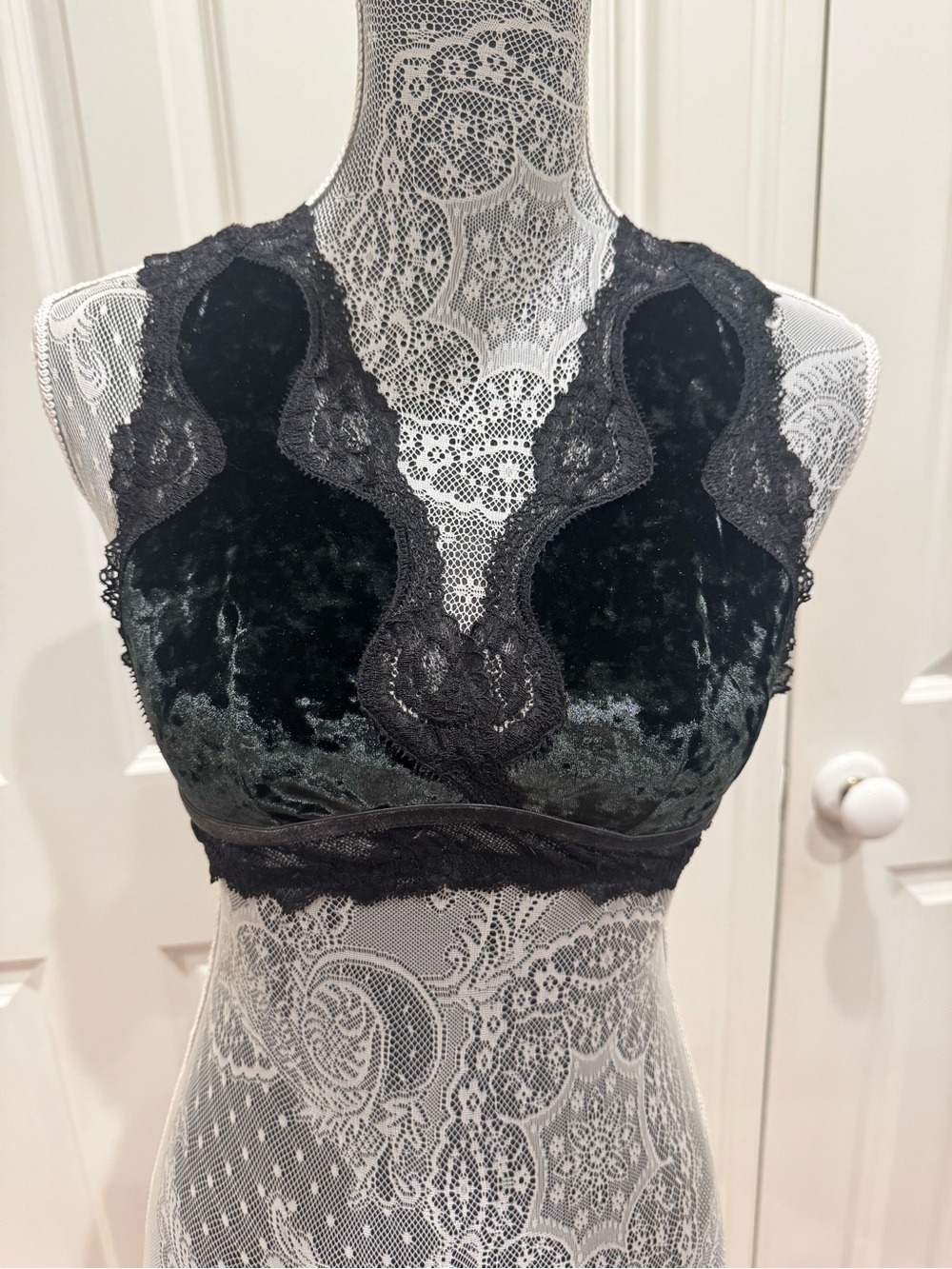 Victoria's Secret Black Velvet Lace Bralette
Sz. M Coquette Goth Fairycore